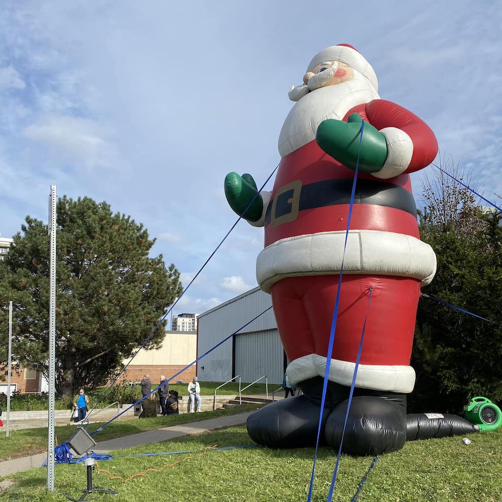 Bradan Press at Christmas at the Forum 2023-6